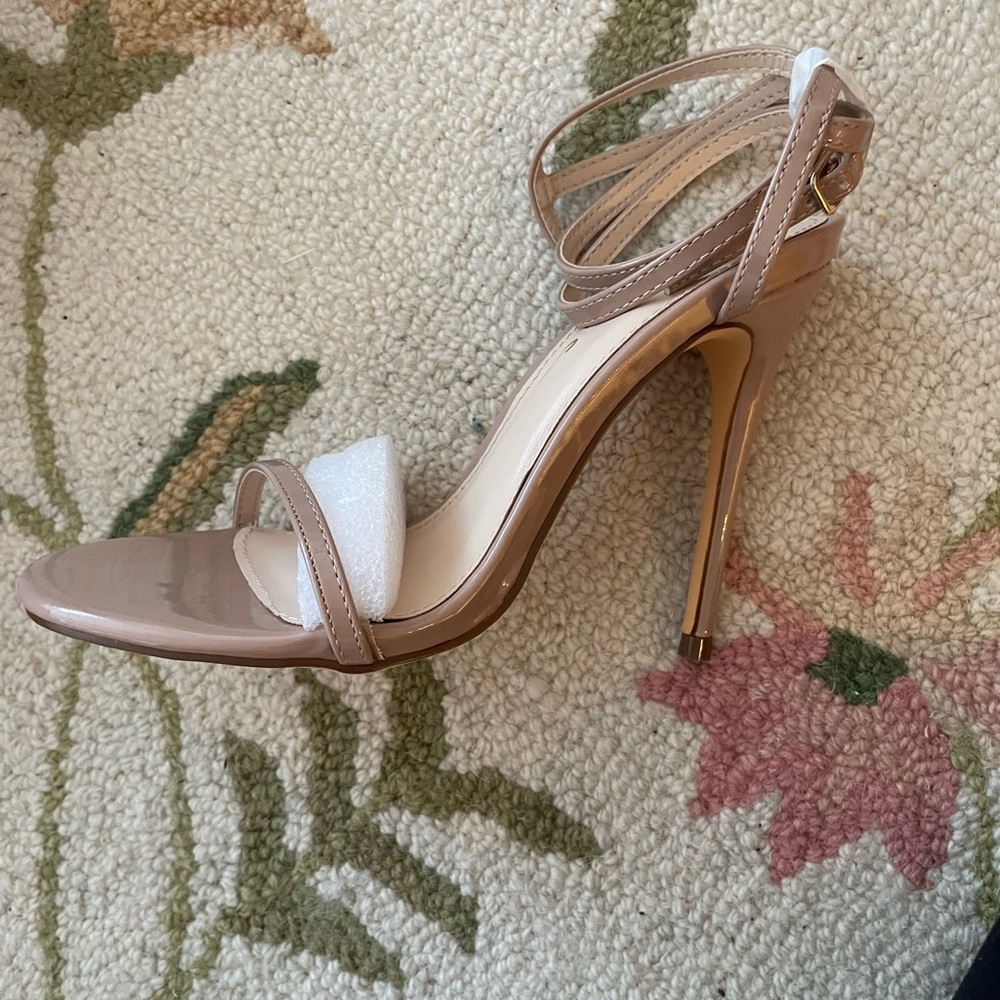 Never worn lulus strappy sandles size 5
